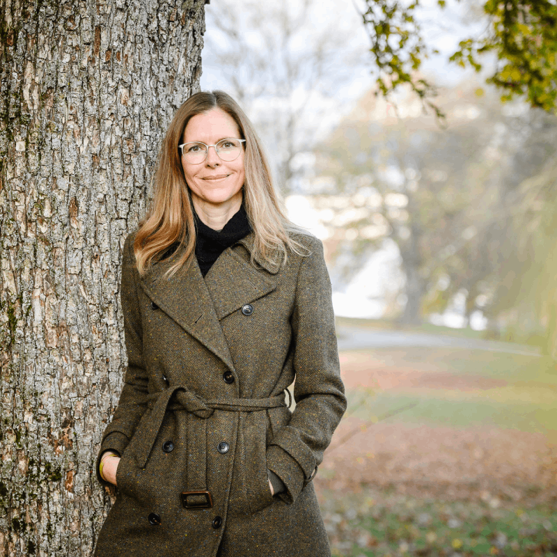 Dr. Isabell Osann an einem Baum gelehnt in Heidenheim an der Brenz, als Bild für die Transformationswerkstatt