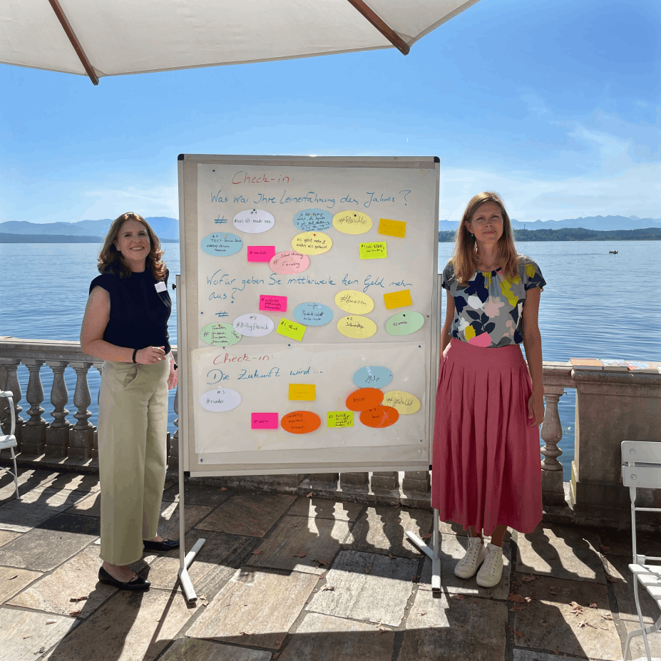 Dr. Isabell Osann und Prof. Dr. Henrike Mattheis zum Thema MBLL-Seminar neben einem beschrifteten Whiteboard stehend.